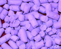 スーパーデスモア　形状は赤紫色の顆粒状です
